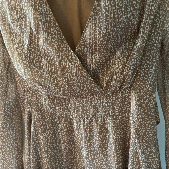 V-neck dress smocked back, tiered skirt, back tie, leopard print in junior large - Picture 11 of 11